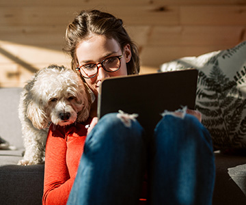 Afbeelding van een vrouw die haar zorgkostenfactuur bekijkt